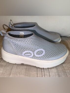 OOFOS OOmg Sport low-top recovery shoes Light Blue Sz 9